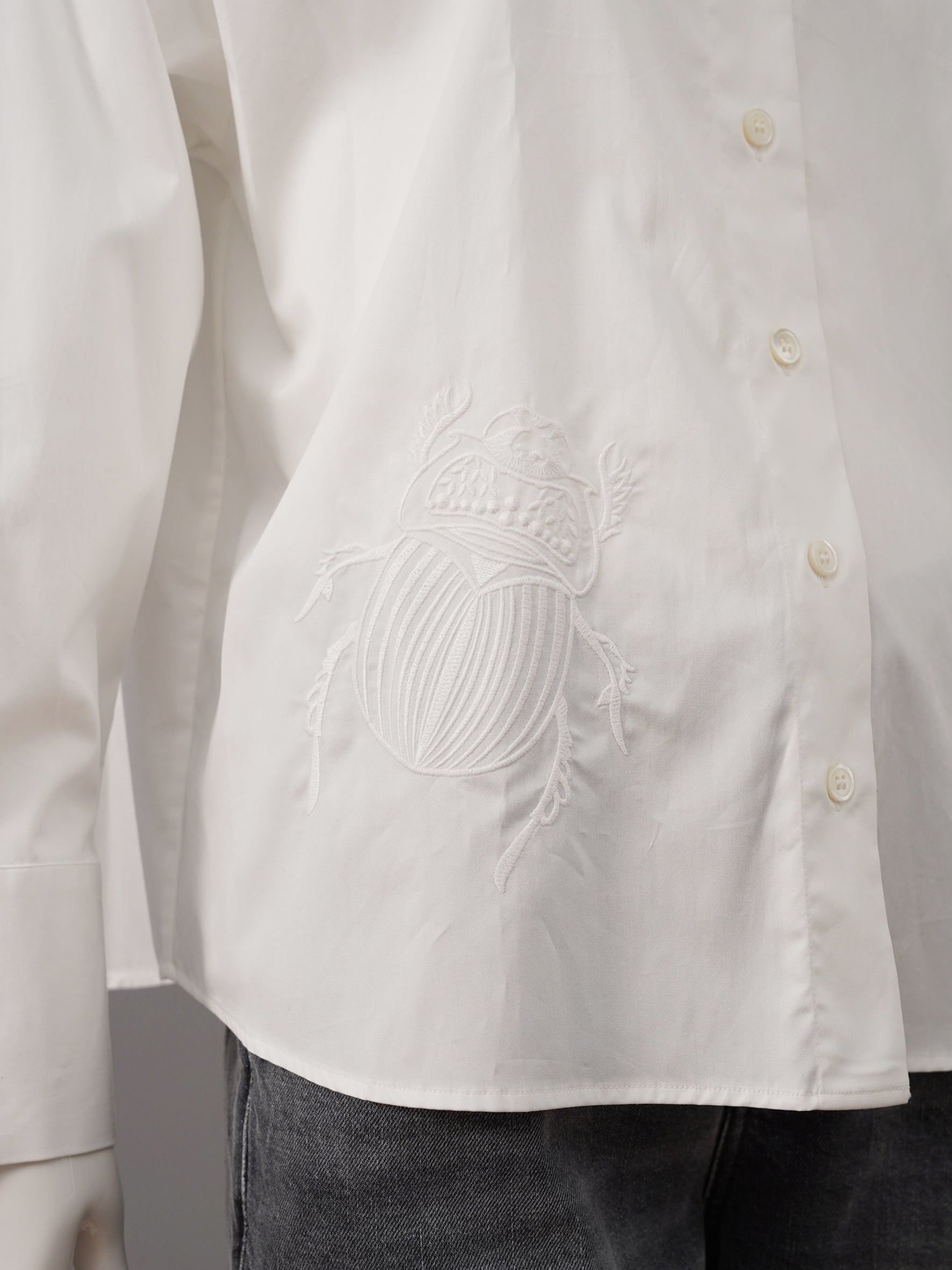 Weiße Bluse mit Scarabeo